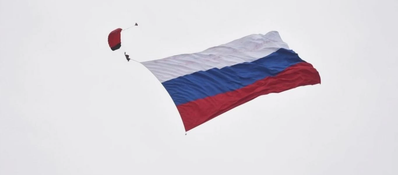 Τι άλλο θα δούμε: Οι κυρώσεις των ΗΠΑ στέρησαν σε ρωσική σημαία το ρεκόρ Γκίνες!